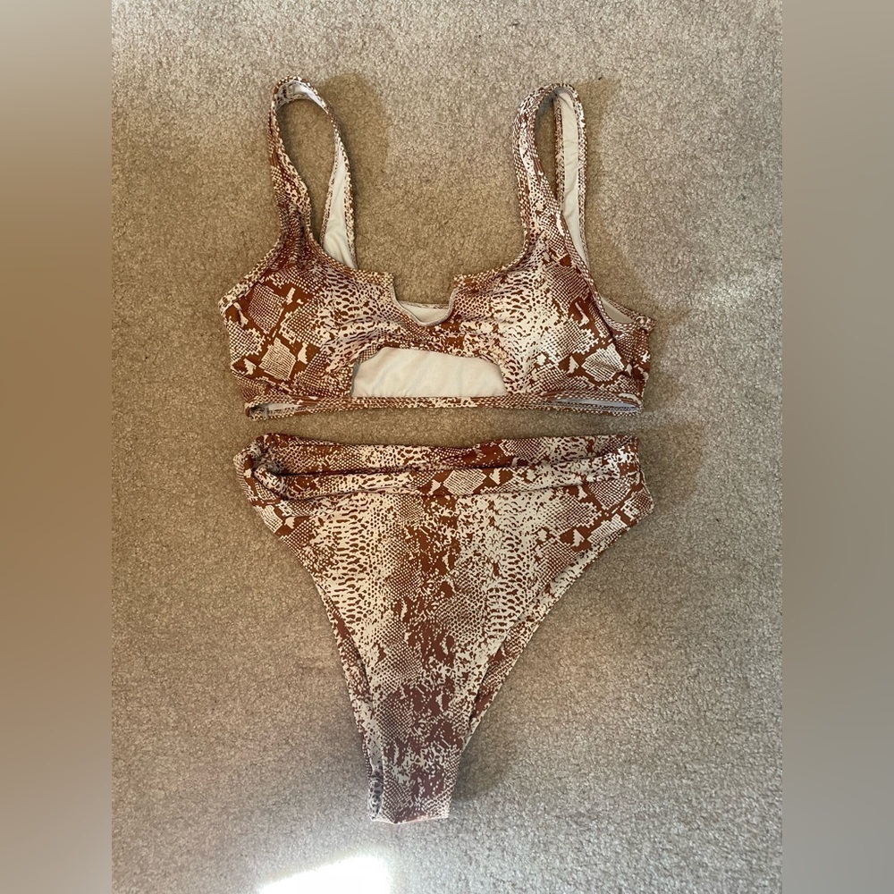 Chic Snake Print Bikini Set - Picture 3 of 10